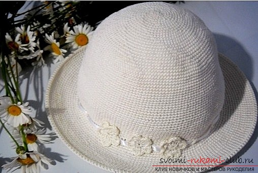 Hogyan kell horgolni egy bájos nyári kalapot a saját kezével. Egy egyszerű mesterkurzus a nyári könnyű kalapok kötésénél. Fénykép №1
