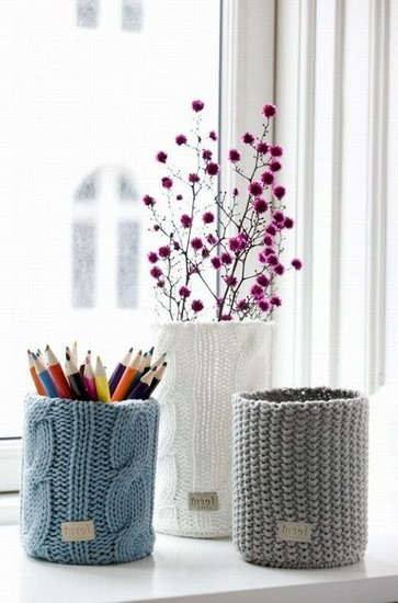 Трикотажен декор от вази и подложки за моливи