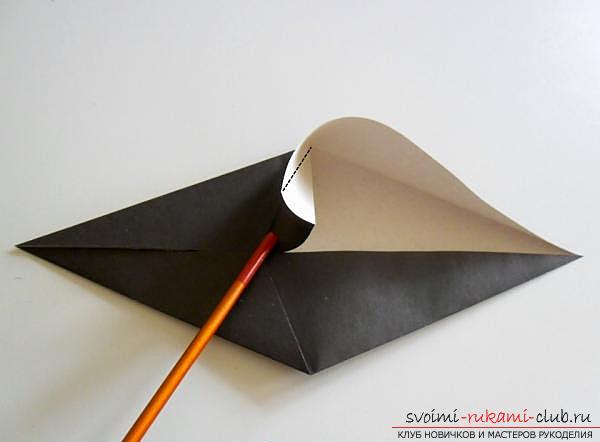 Wie man eine Krähe in Origami Technik macht. Foto №5
