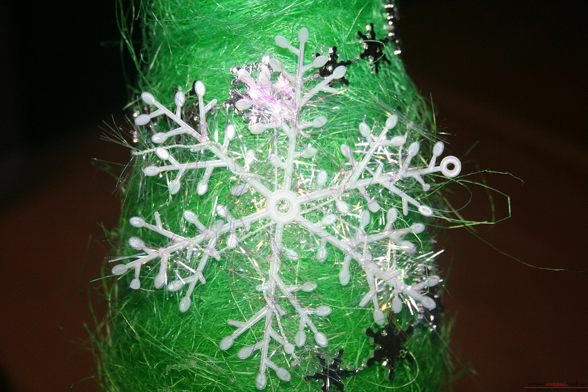 De masterclass leert je hoe je van sisal een nieuwjaarsboom kunt maken. Foto nummer 15