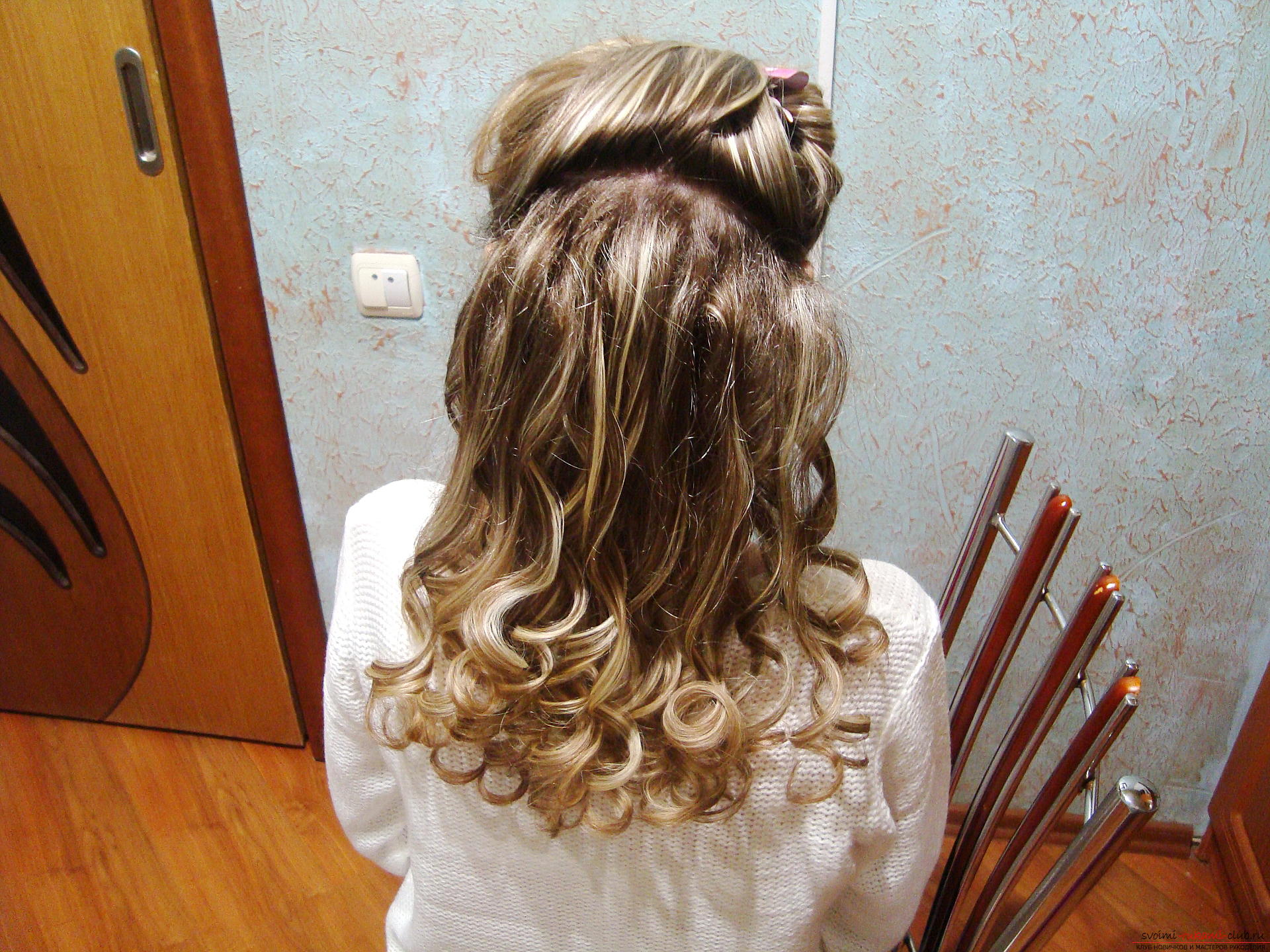 How to create a beautiful and festive hairstyle for a girl with long hair. A detailed master-class with step-by-step photos will help to create a voluminous hairdress for the New Year at home. Photo Number 11