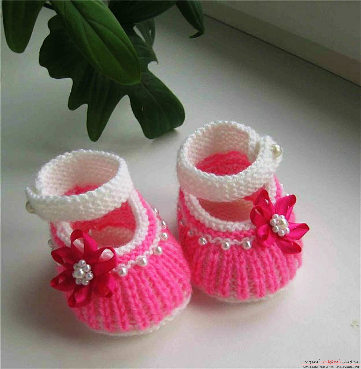 Knitted needles baby bootees for a child. Photo №1