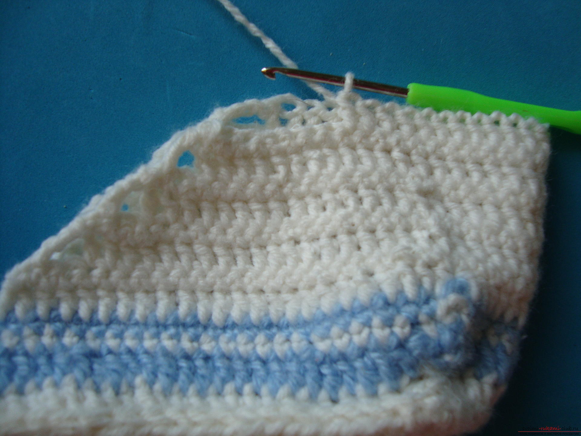 Step-by-step instruction on crocheting sneakers for a boy. Photo number 20