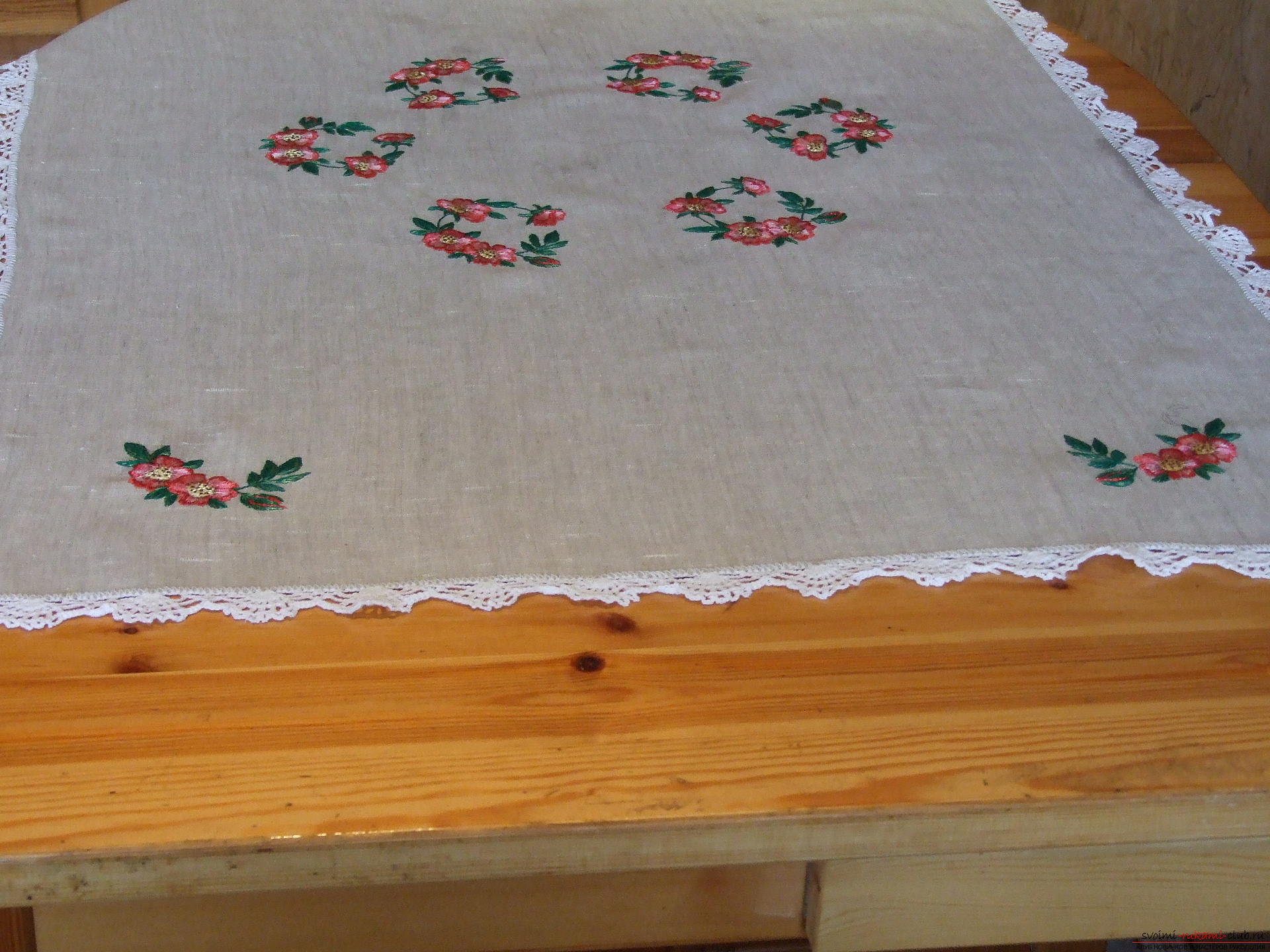 White tablecloth with embroidered flowers of rose hips. Photo №1