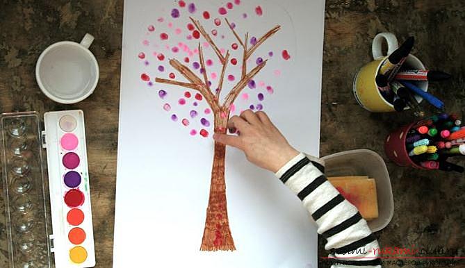 Een tekening van een boom gemaakt in de techniek van tekenen met vingers. Foto # 2