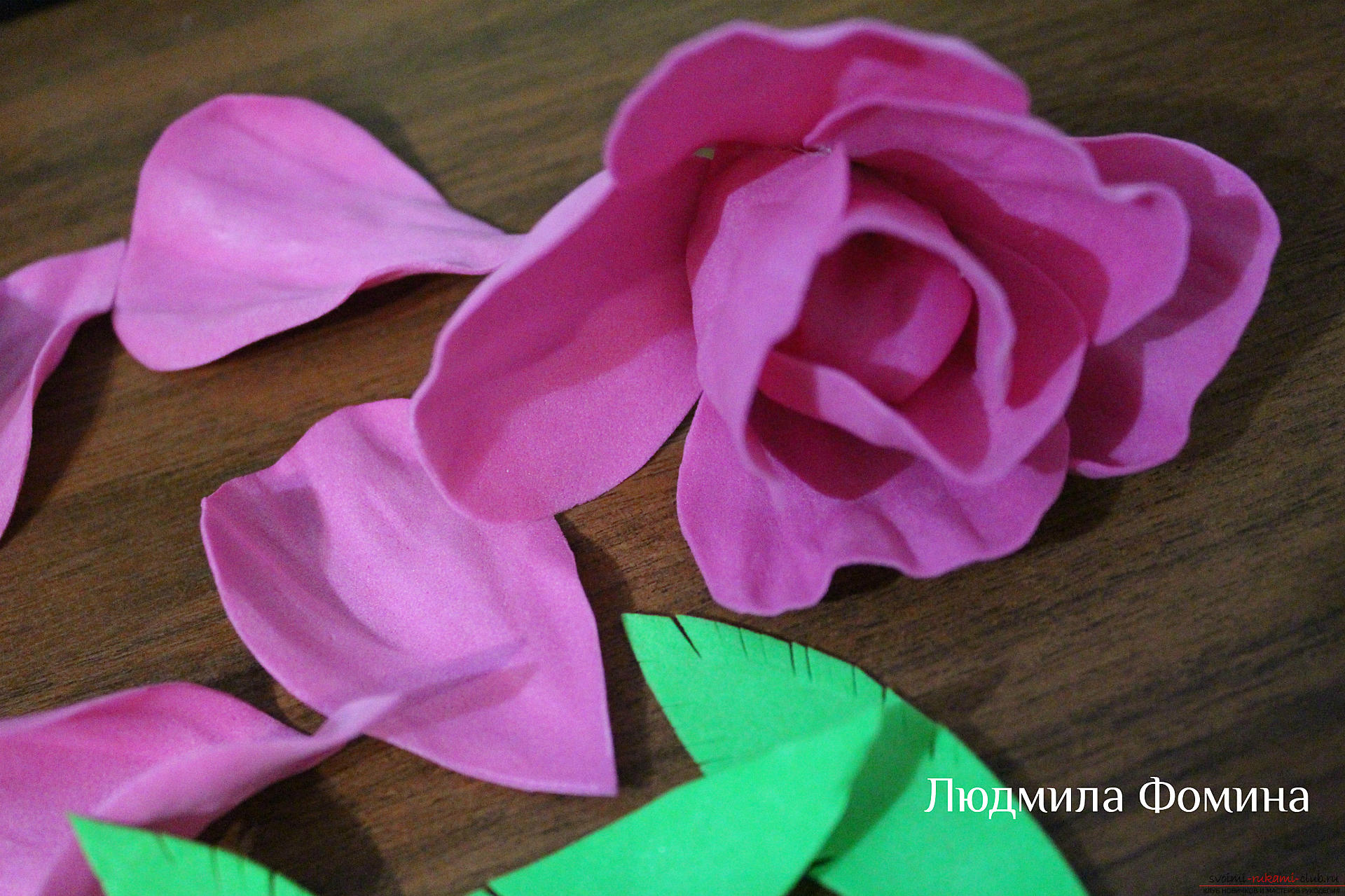 A master class on the creation of colors will teach you how to make a rose or fake skin from your hands. Photo Number 9