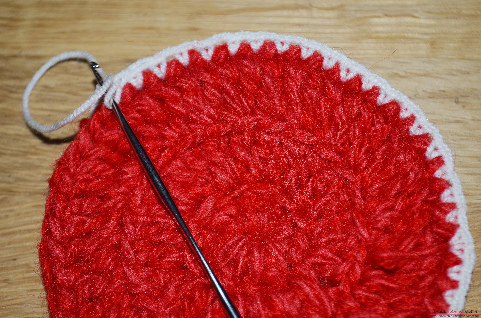 An accessible master class will teach you how to crochet a New Year's stand under the hot. Photo №4