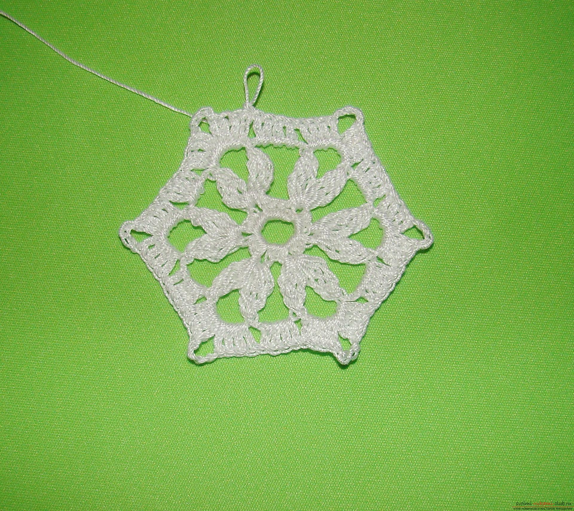 A master class with a photo and diagram will teach you how to tie snowflakes to a Christmas tree crochet. Photo Number 9