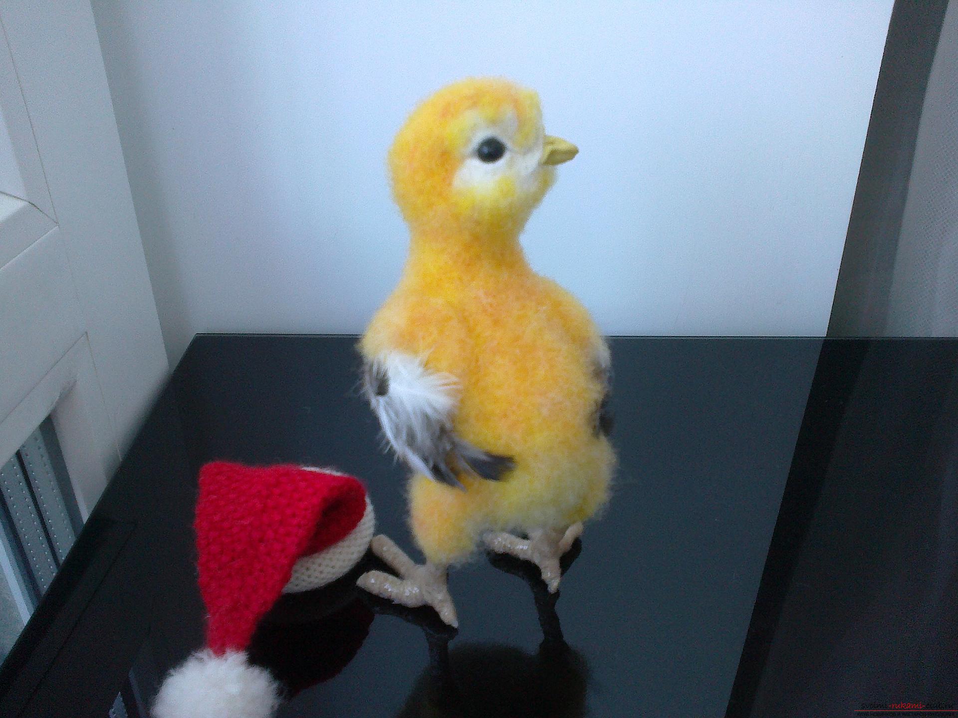 Description of the toy in the form of a chicken, made in the technique of dry felting. Photo Number 9