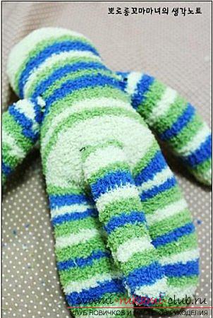 М'яка іграшка мавпочка, зшита з махрових шкарпеток. фото №10