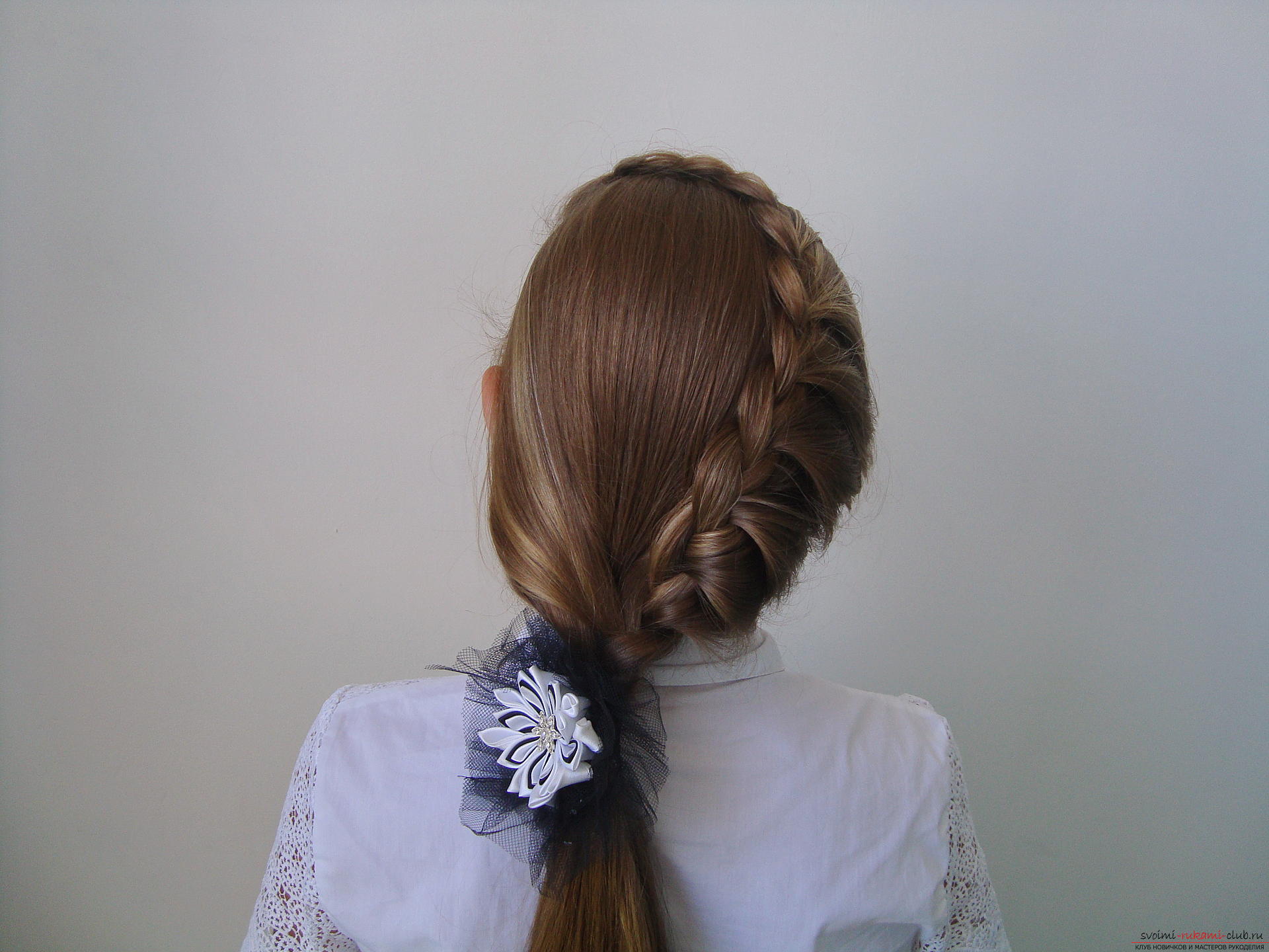 A lesson on weaving a braid on long hair for a girl to school. Photo Number 11