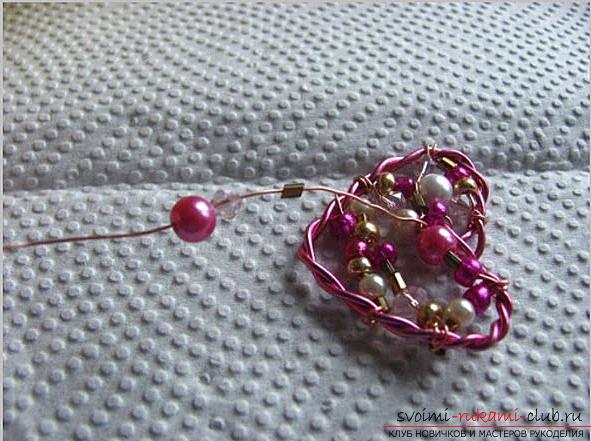 How to make an original and bright gift to the day of All Lovers for a girl, step by step creation of a heart of flowers and beads. Photo number 15