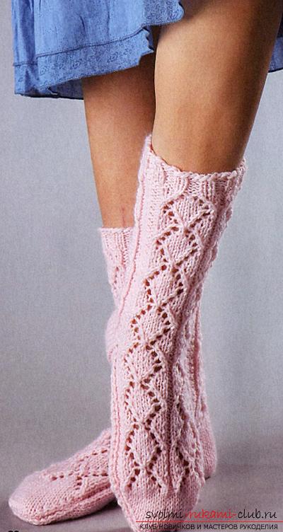 We knit openwork pink socks with knitting needles. Picture №3