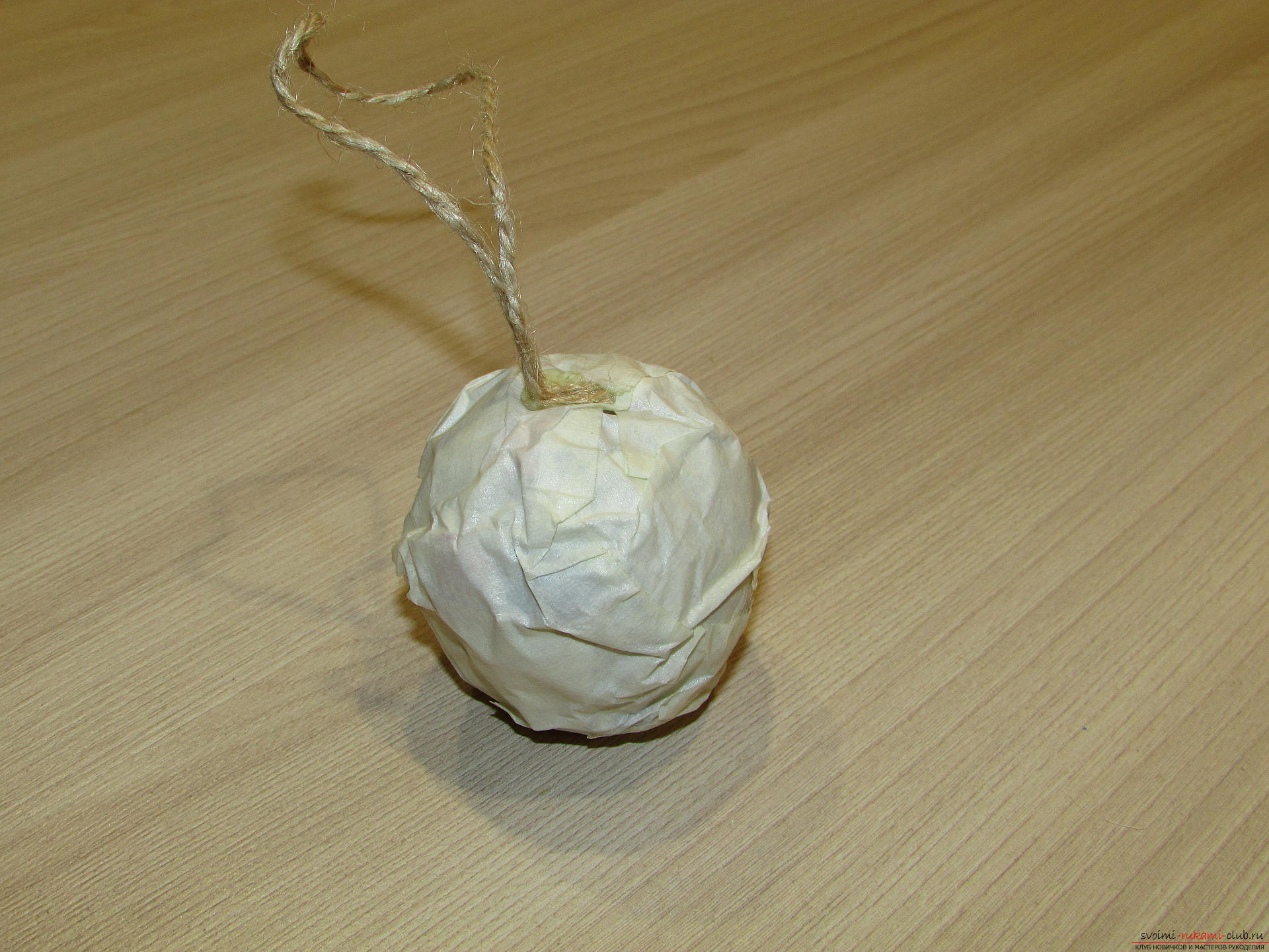 A master class with photo and description will teach you how to make your own hands a New Year's ball on the tree. Picture №3
