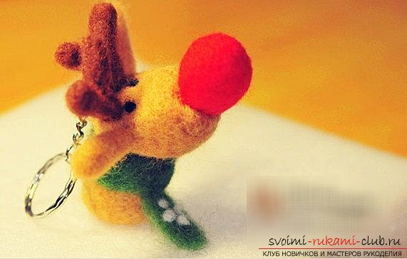 De nieuwjaarsherten Rudolph is een vilten techniek gemaakt van wol en een masterclass met zijn eigen handen. Foto №1