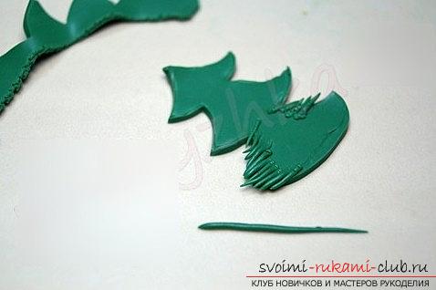 How to make a brooch in the form of a Christmas tree made of polymer clay - a lesson and a master class. Picture №3