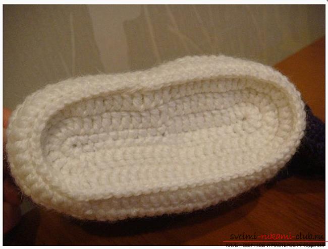 How to crochet booties in the form of sneakers, step-by-step photos, diagrams and a detailed description of two variants of knitting pinets for kids. Photo Number 14