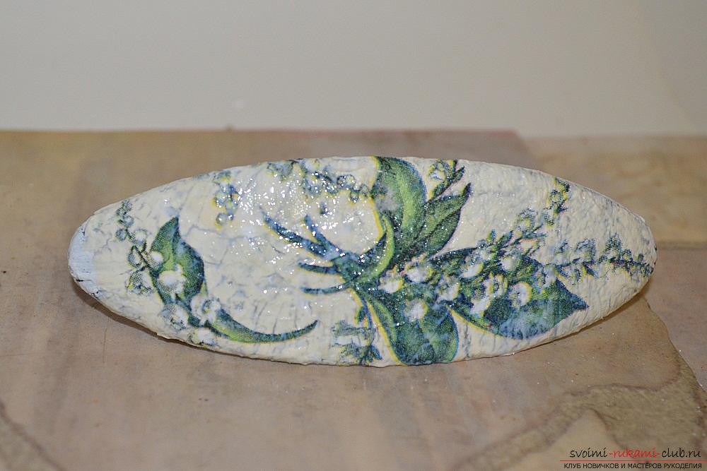 This master class will teach you how to decorate a hairpin in the technique of decoupage using a one-step craquelure.