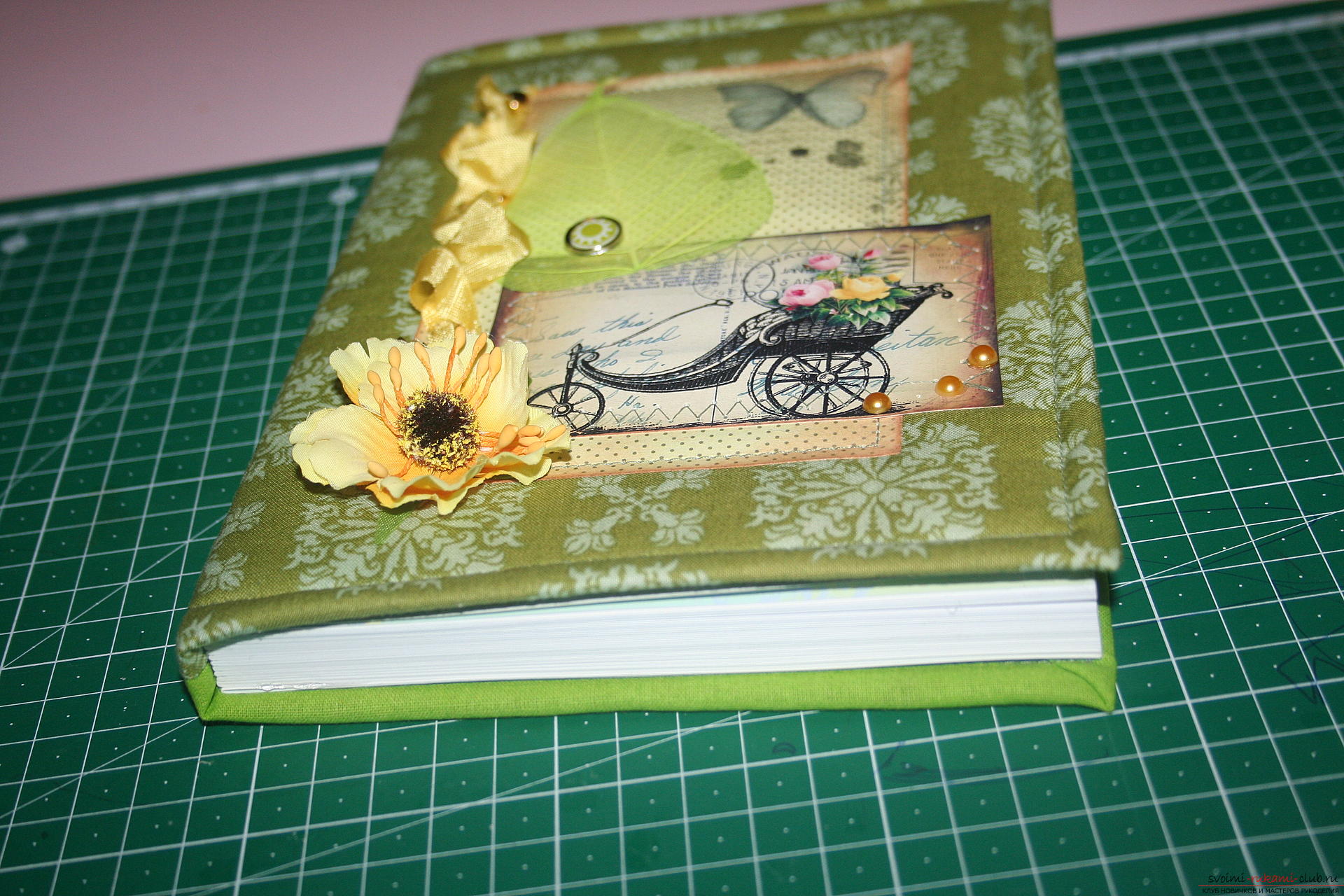 This master class will teach you how to make an original gift for the New Year - scrapbooking notebook. Photo number 36