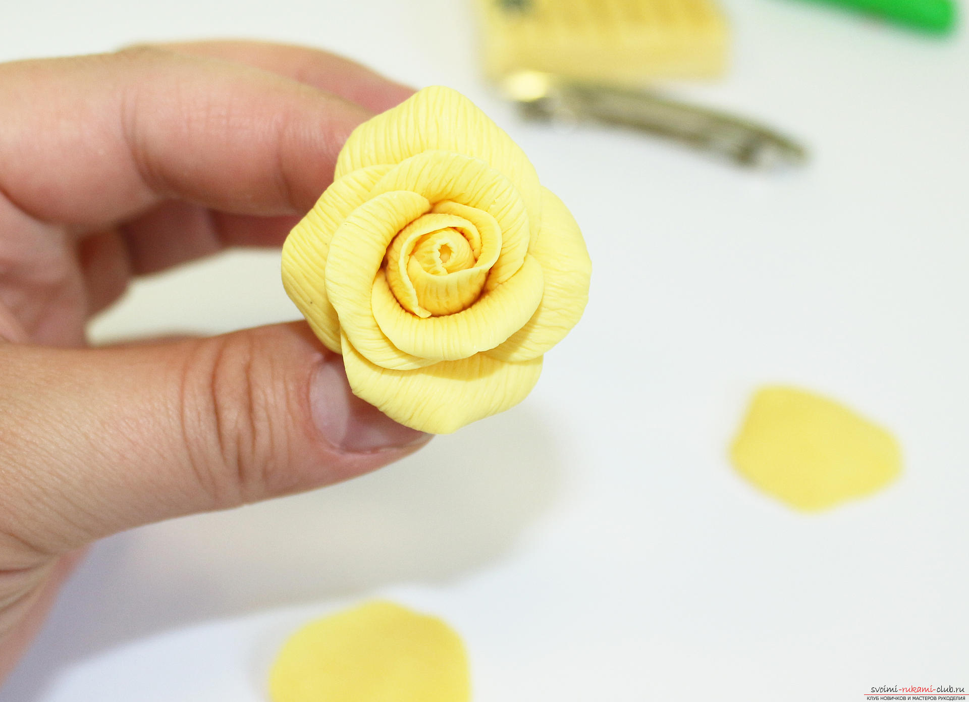 Този подробен майсторски клас с снимка и описание ще ви научи как да направите свои собствени цветя от полимерна глина за щипка за коса .. Снимка №17