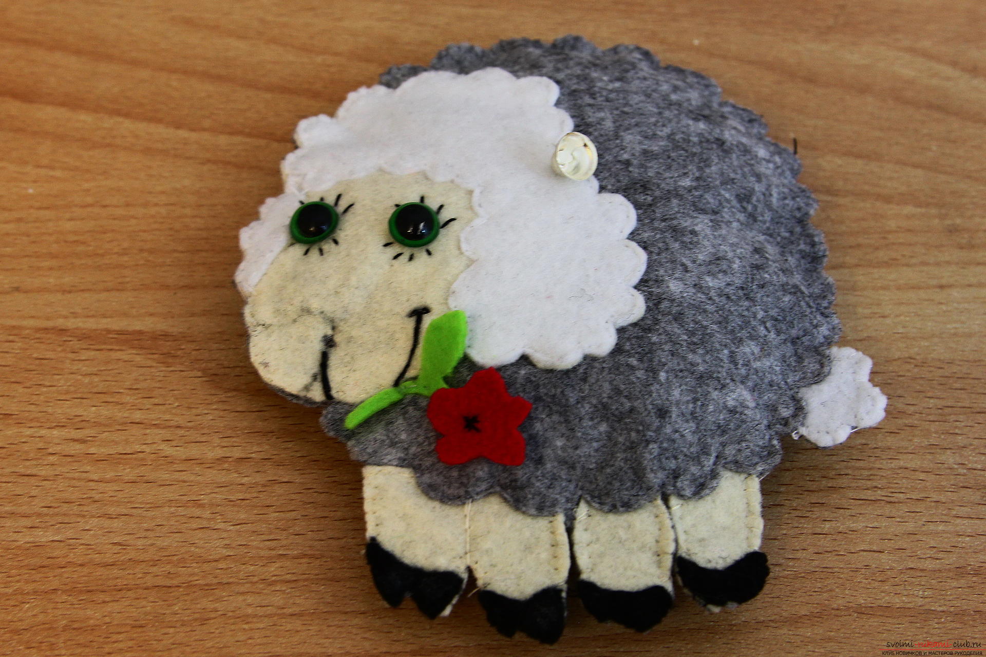 Deze masterclass leert hoe je een speelgoed Dolly uit schapenvilt kunt naaien met haar eigen handen