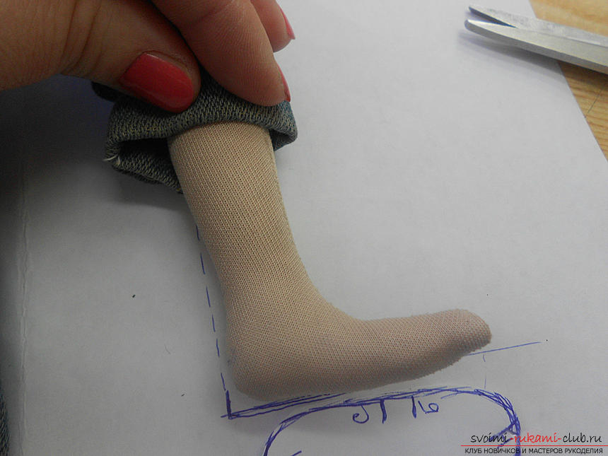 Building a pattern of shoes for the doll and making them .. Photo # 8