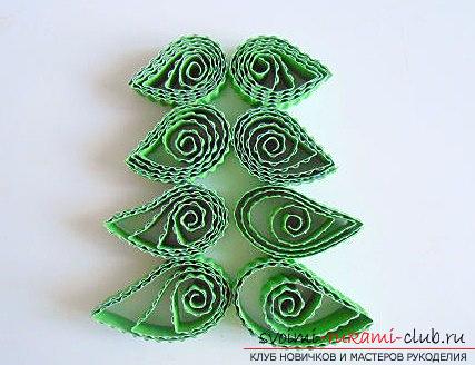 The technique of quilling a Christmas tree with your own hands is a master class. Photo №4