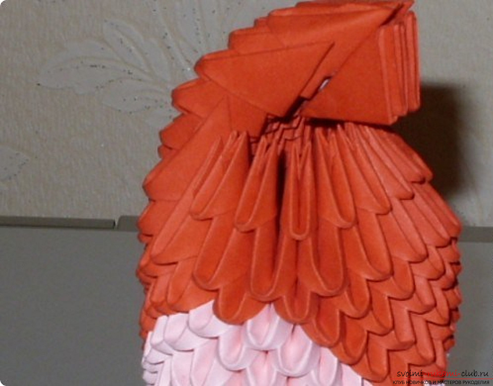 Een papegaai in een modulaire origamitechniek. Fotonummer 72