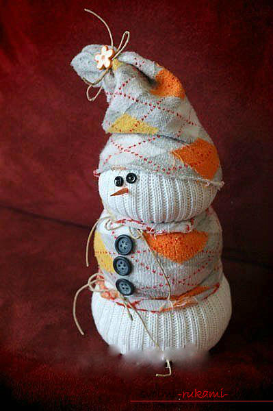 How to make your own hands a toy snowman that does not melt, a step-by-step photo of making a snowman from dough, cloth and crocheted. Photo number 17
