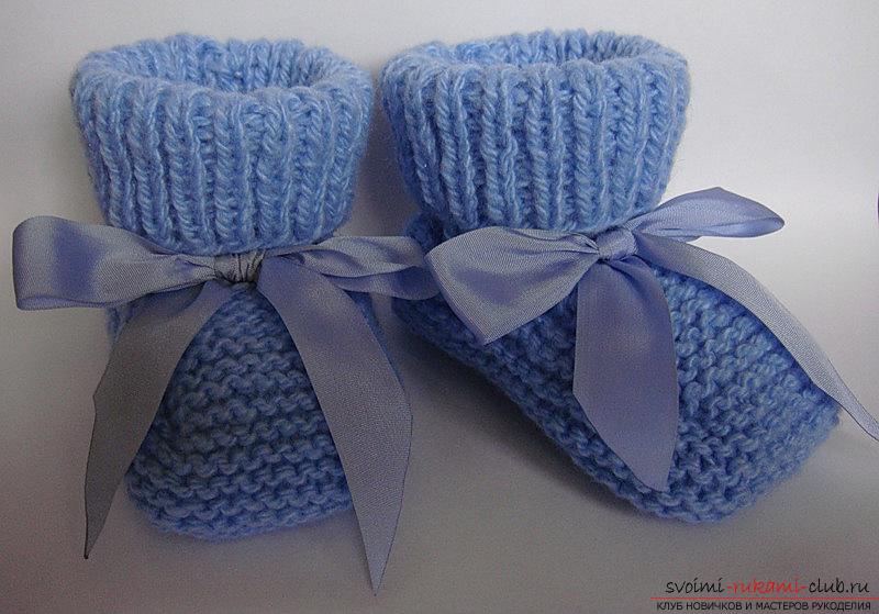 We knit booties with knitting needles for newborns by step-by-step instructions, with detailed descriptions and free schemes and photos that will be clear even for beginner needleworkers. Photo №1