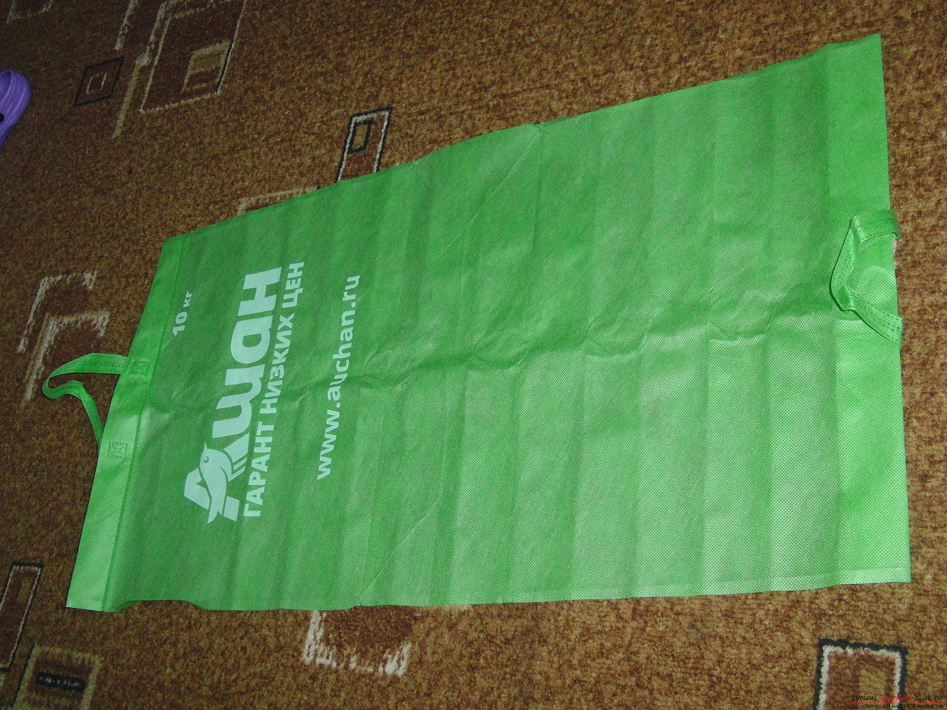 Pad for picnic from shopping bag. Photo # 2