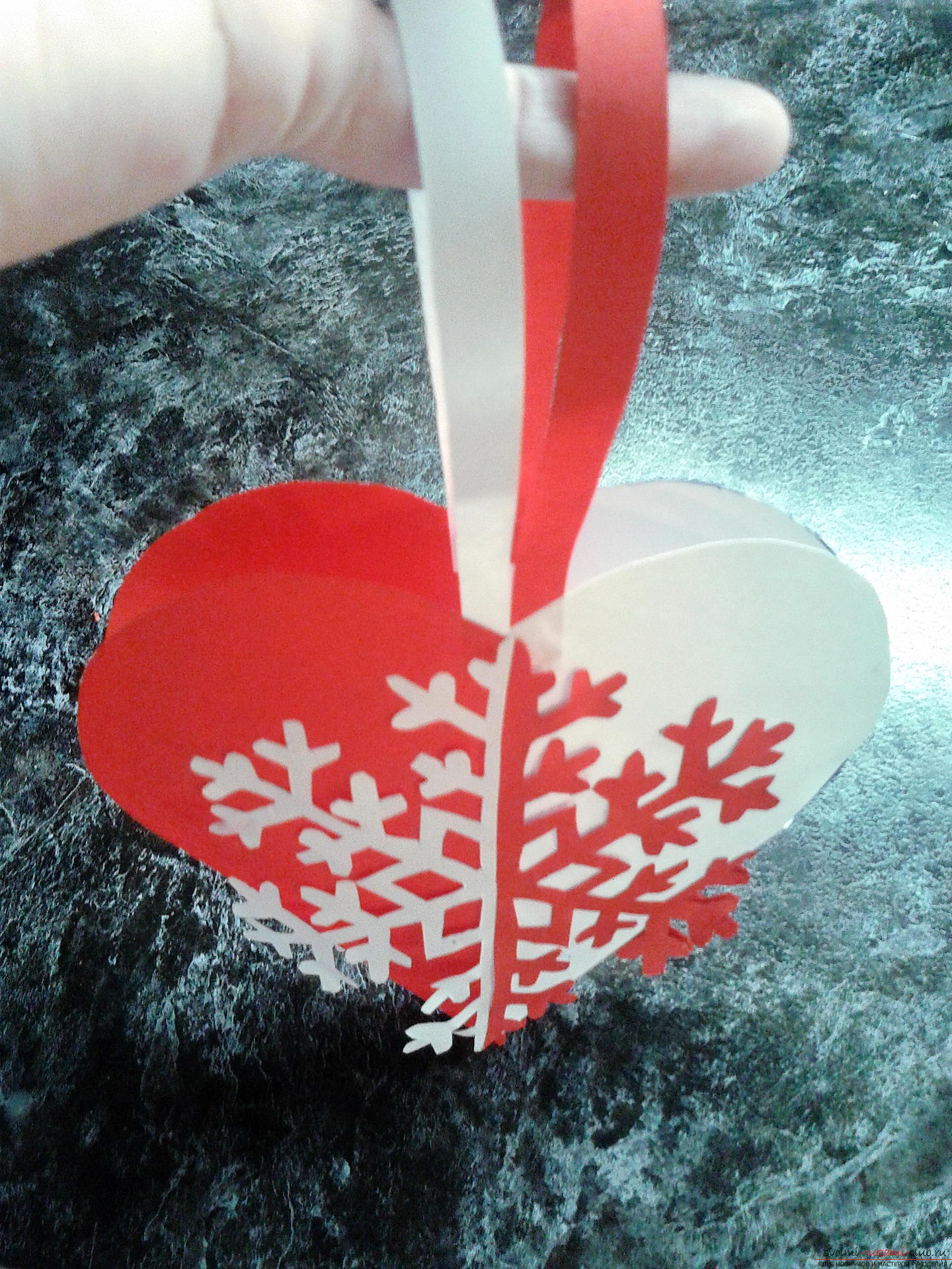 Интересни картички и снежинки са лесни за правене на хартия, но е много по-интересно да ги сглобите в една новогодишна ръкава. Снимка # 9