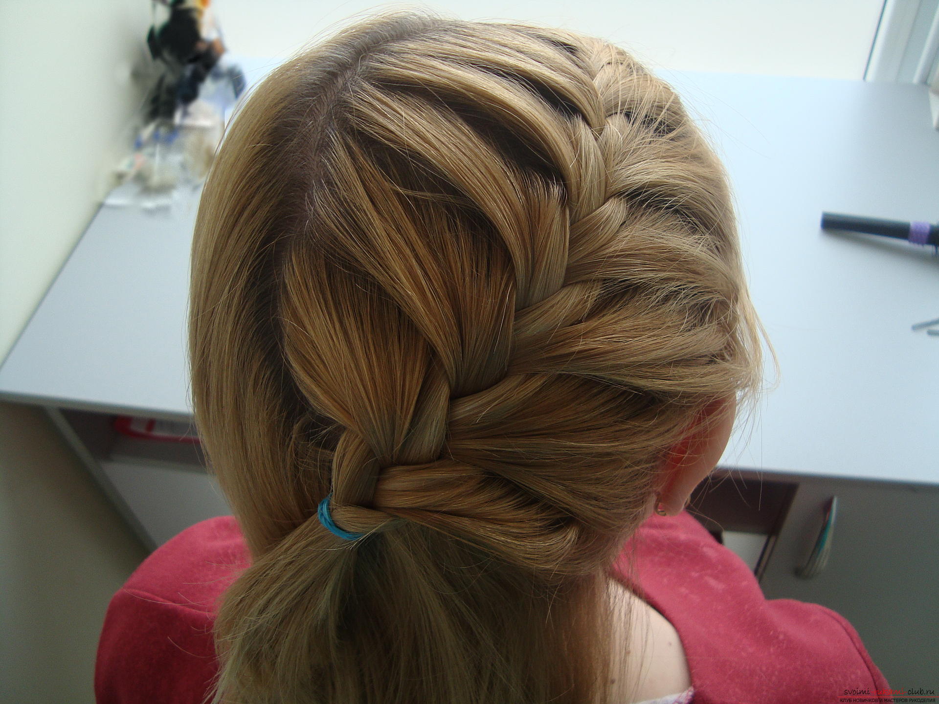 Master class hairstyles with photos will help you create the most beautiful hairstyle for the new year. Hairstyles for medium hair on the basis of braids will last the whole evening and porozyat originality .. Photo №6