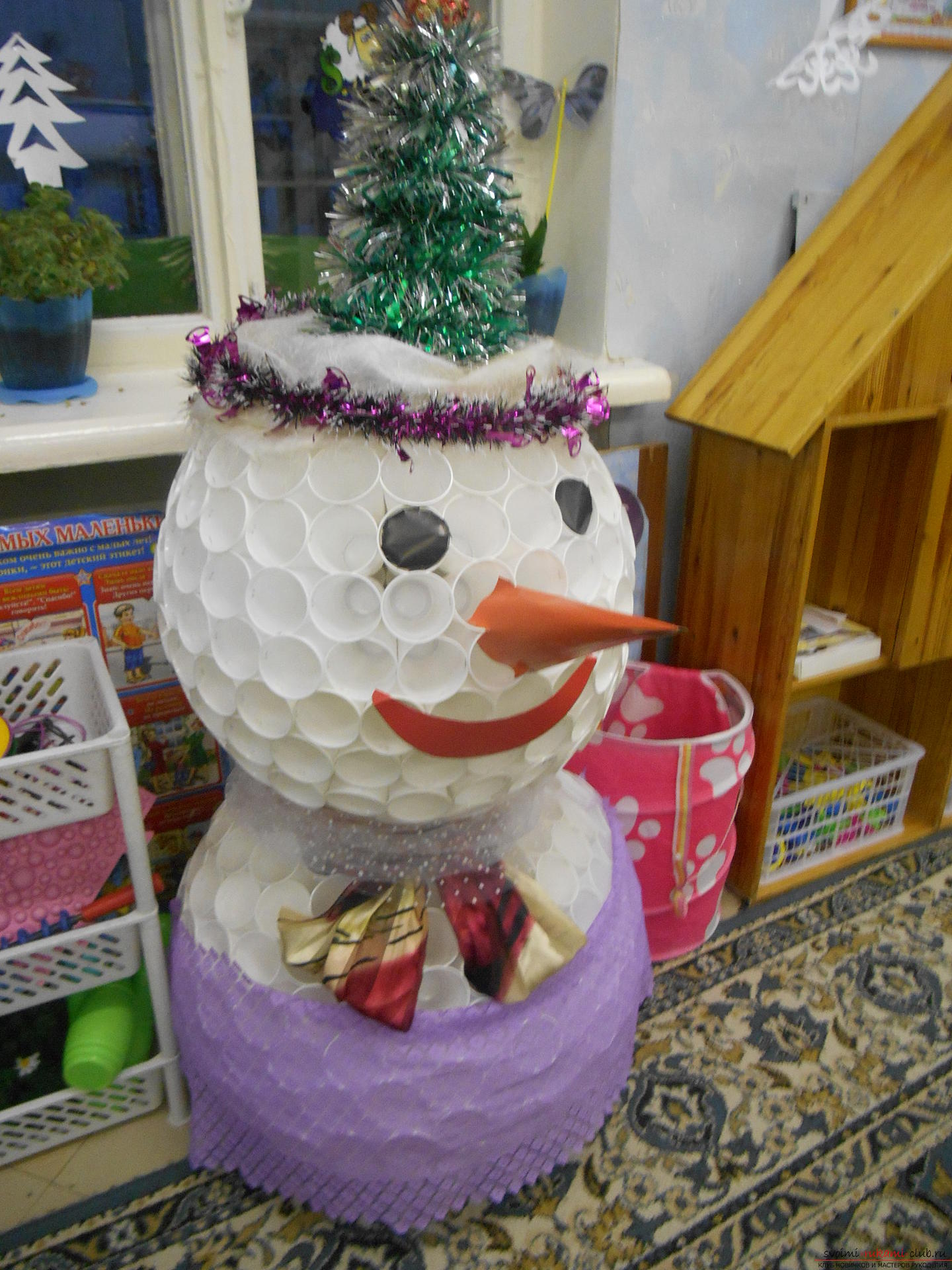 A snowman made of plastic glasses is easily created even by children. Plastic cups are the ideal material for crafts, we'll tell you how to make a snowman from plastic glasses .. Photo # 2