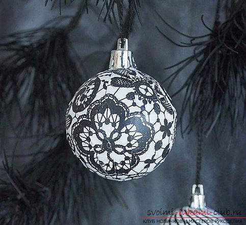 How to decorate a Christmas tree ball using the technique of decoupage, an original black and white idea. Photo №6