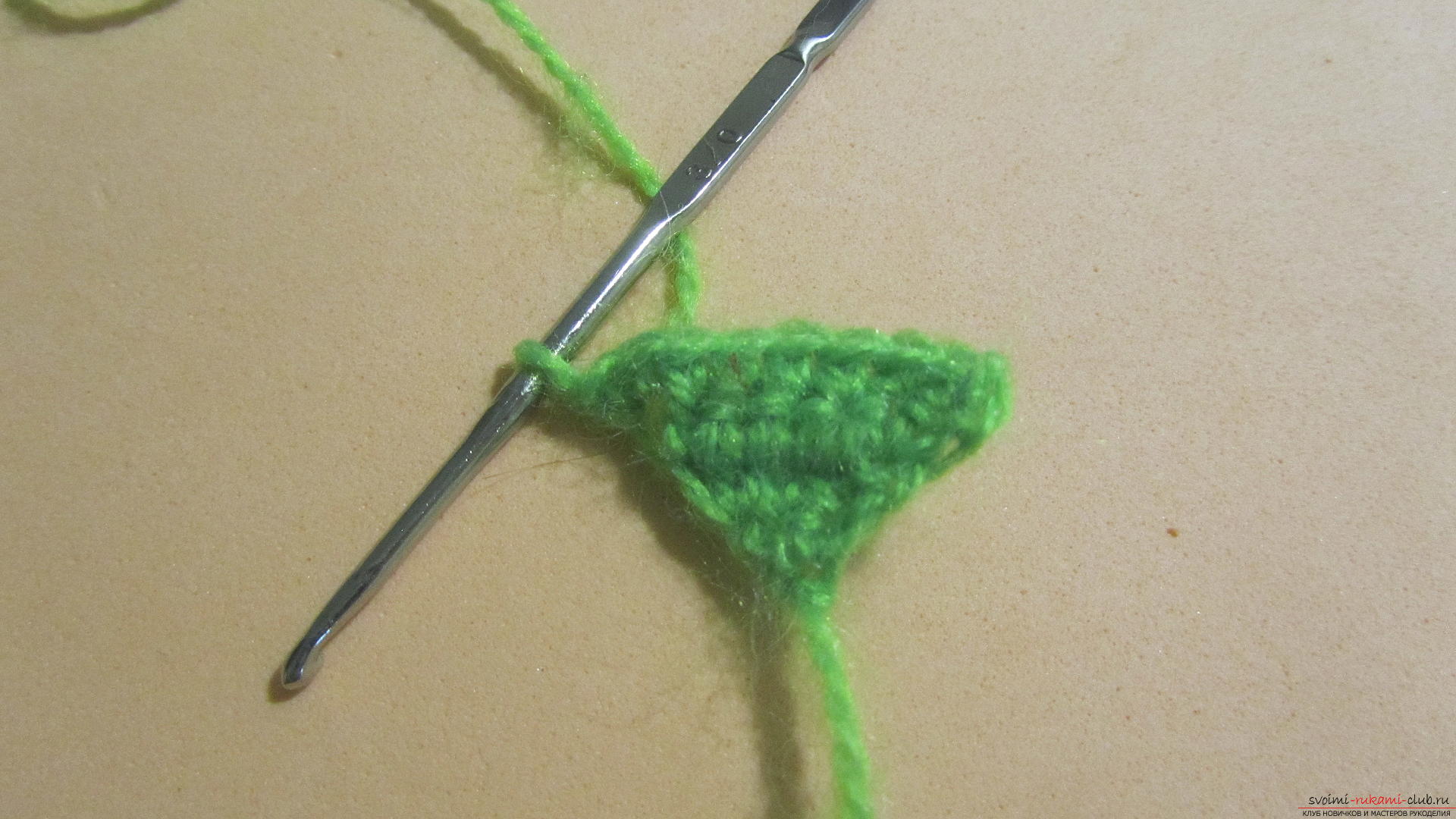 A master class with a photo and description will hold crochet lessons for a small Christmas tree. Photo №6