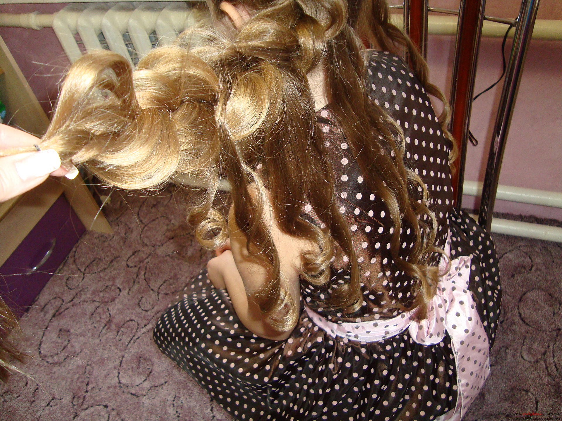 Festive hairstyles on the long are very diverse, this master class presents a hairstyle for a girl with long hair .. Photo №5