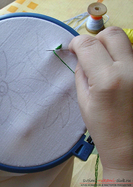 Embroidery smooth chamomile according to the scheme. Photo №4