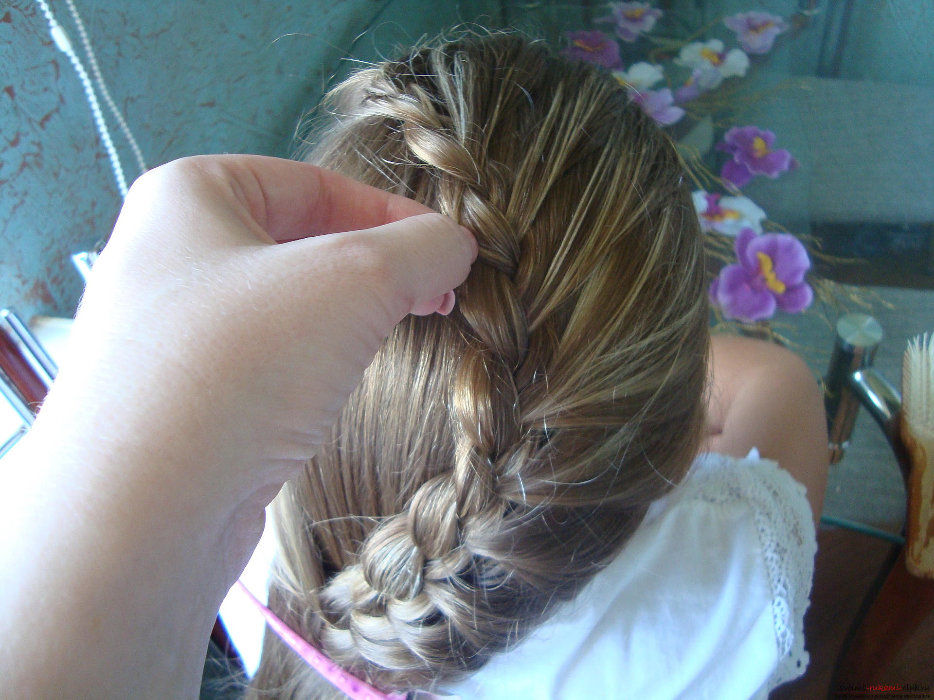 A lesson on weaving a braid on long hair for a girl to school. Picture №10