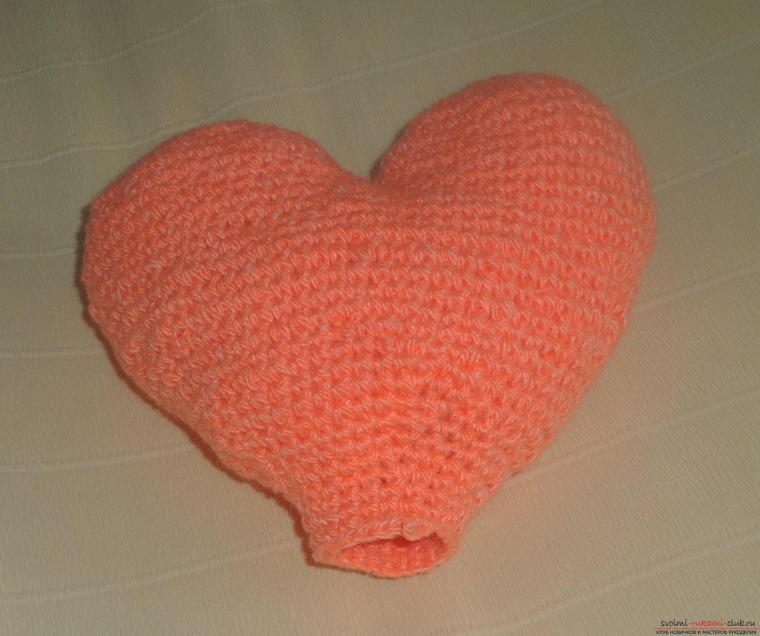 This master class will teach how to tie an unusual valentine - a cat crochet 
