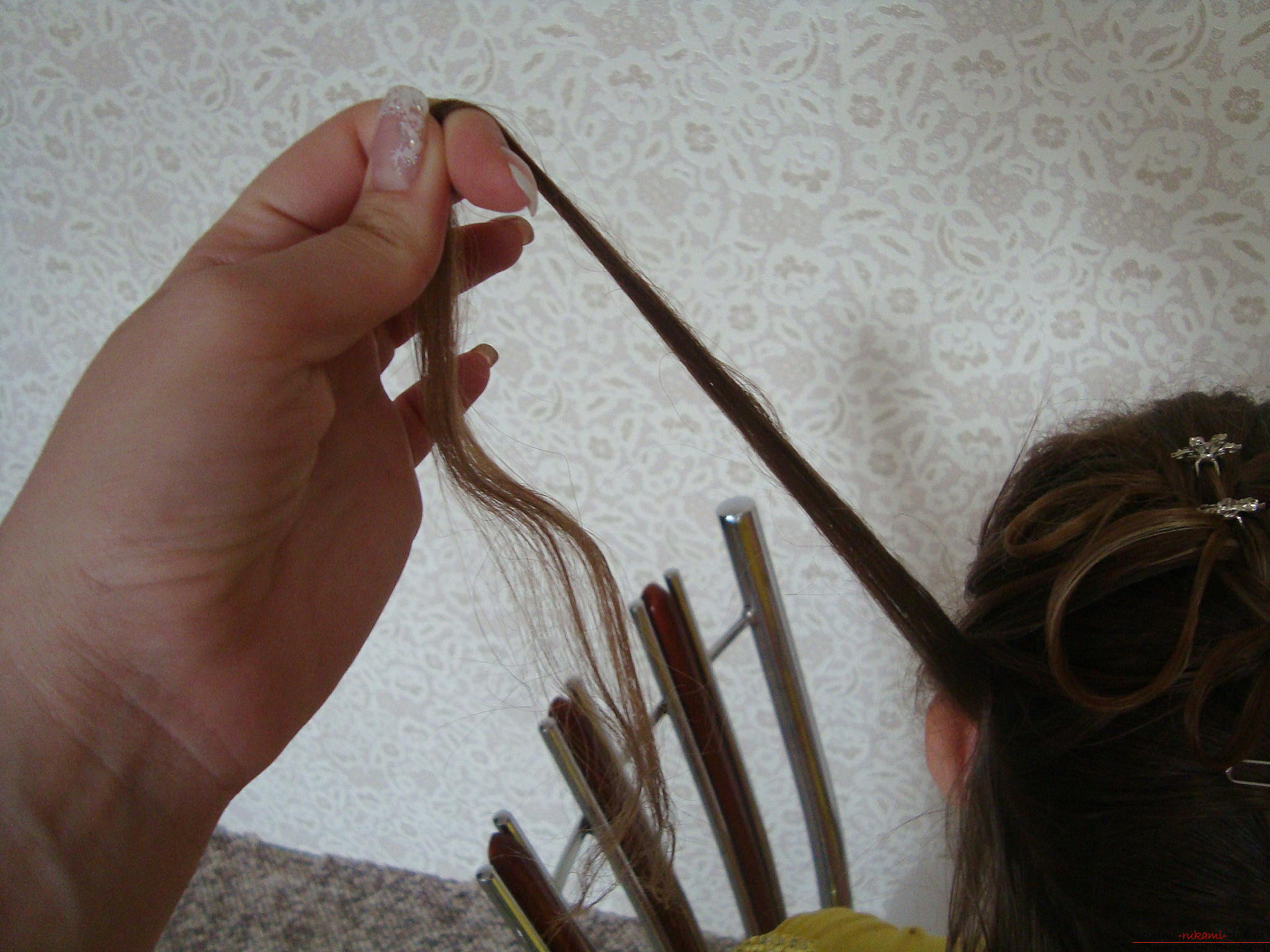 De belles coiffures sur les cheveux longs sont facilement créées par vos propres mains. Master class avec des coiffures photo en plusieurs étapes vous apprendra à coiffer vos cheveux avec style .. Picture №3