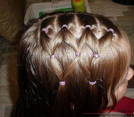 Step-by-step execution of hairstyles for girls of early and adolescence. Picture №3