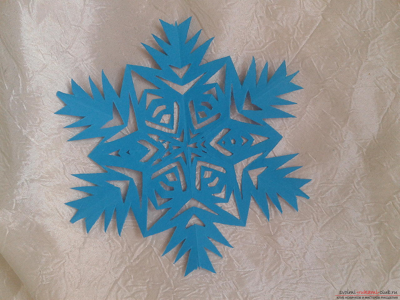 Photo to the lesson on creating a New Year's paper snowflake. Photo number 12