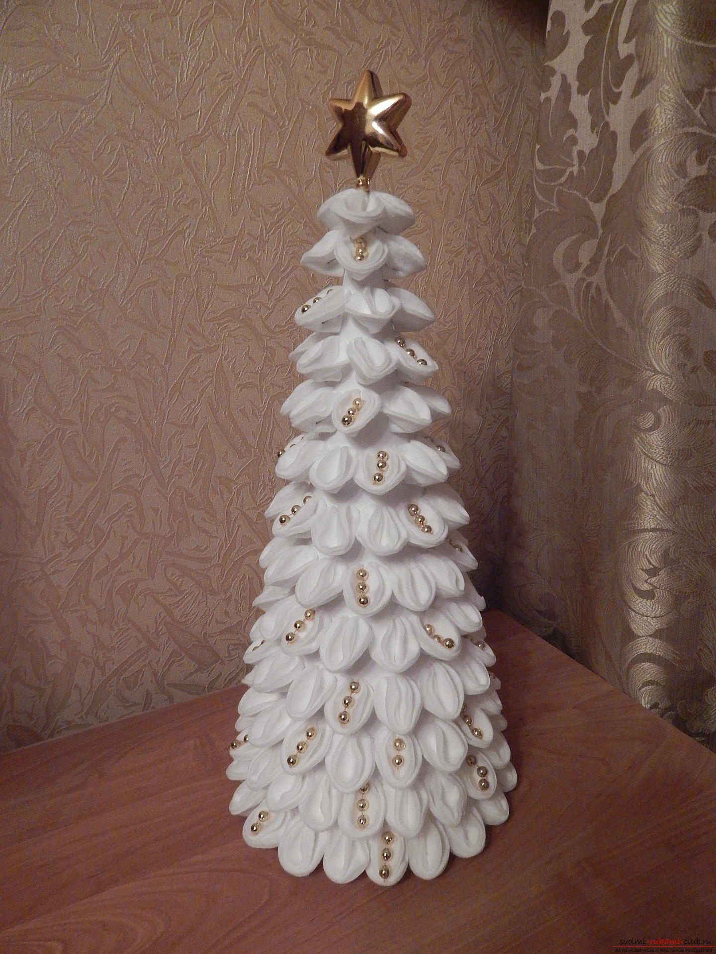 Artesanato de Ano Novo: uma árvore de Natal feita de algodão de mãos dadas