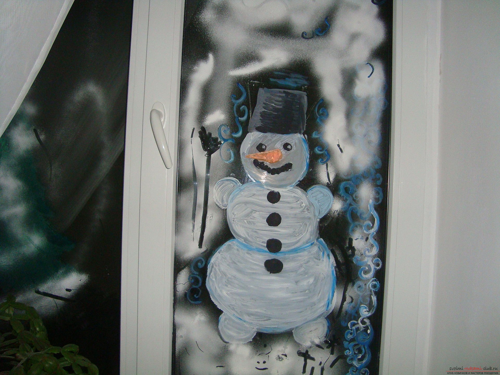Decoration of windows for the New Year is the most interesting occupation. Whimsical patterns on the windows can be made with gouache, toothpaste or using artificial snow .. Photo # 4