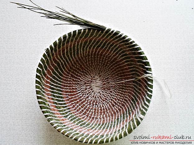 Weaving of the original basket of pine needles with explanations and phased photos .. Photo # 16