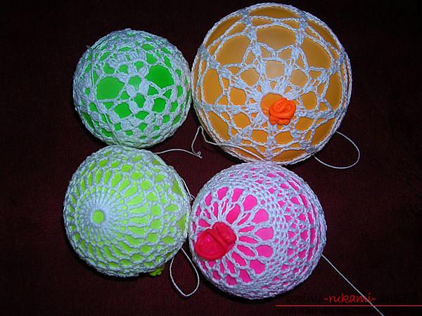 How to crochet a New Year's ball, step-by-step photos of creating a Christmas tree ball of threads with knitting patterns. Photo №8