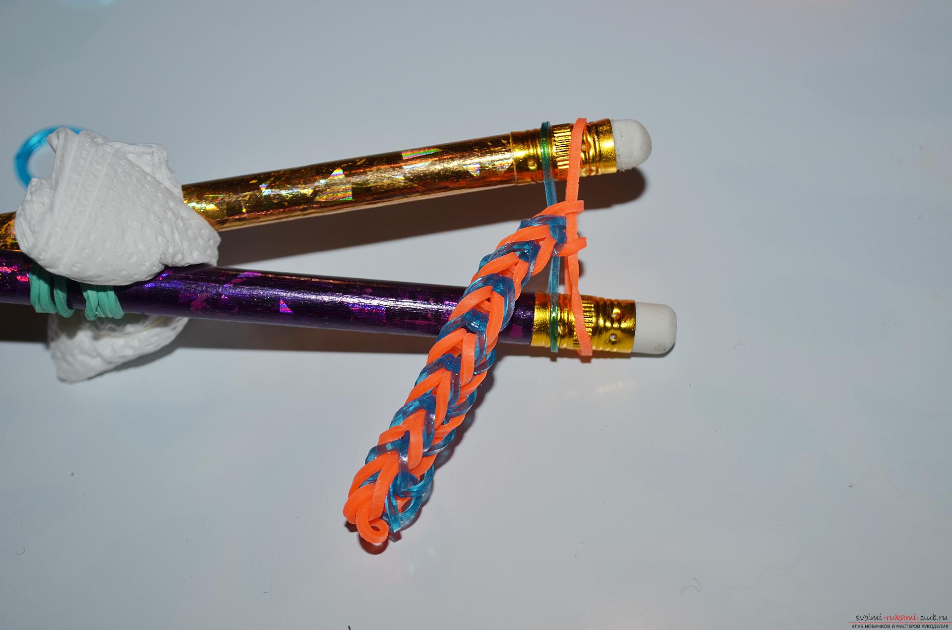Zdjęcie do lekcji na temat tworzenia bransoletki z kolorowej gumy "Rybi ogon" na ołówkach. Zdjęcie nr 14