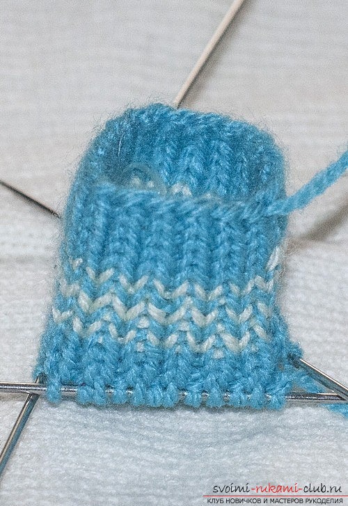 Пример за плетене на детски чорапи. Безплатни уроци за плетене за момчета, стъпка по стъпка описания и препоръки с снимки на работата на опитни плетачи. Снимка №4