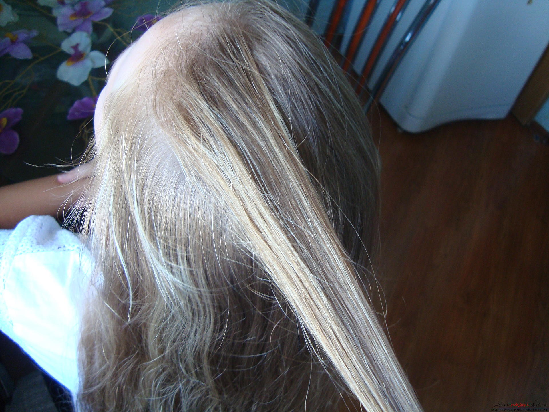 A lesson on weaving a braid on long hair for a girl to school. Picture №3